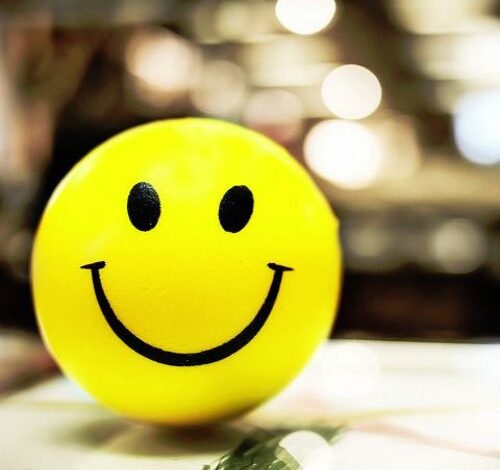 قصة جميلة بعنوان "استخدم ابتسامتك لـتغيير الحياة، ولكن لاتدع الحياة تغيـّر ابتسامتك"
